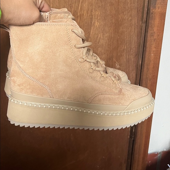 Universal Thread  Women's Kayson Winter‎ Beige Boots - Picture 4 of 4